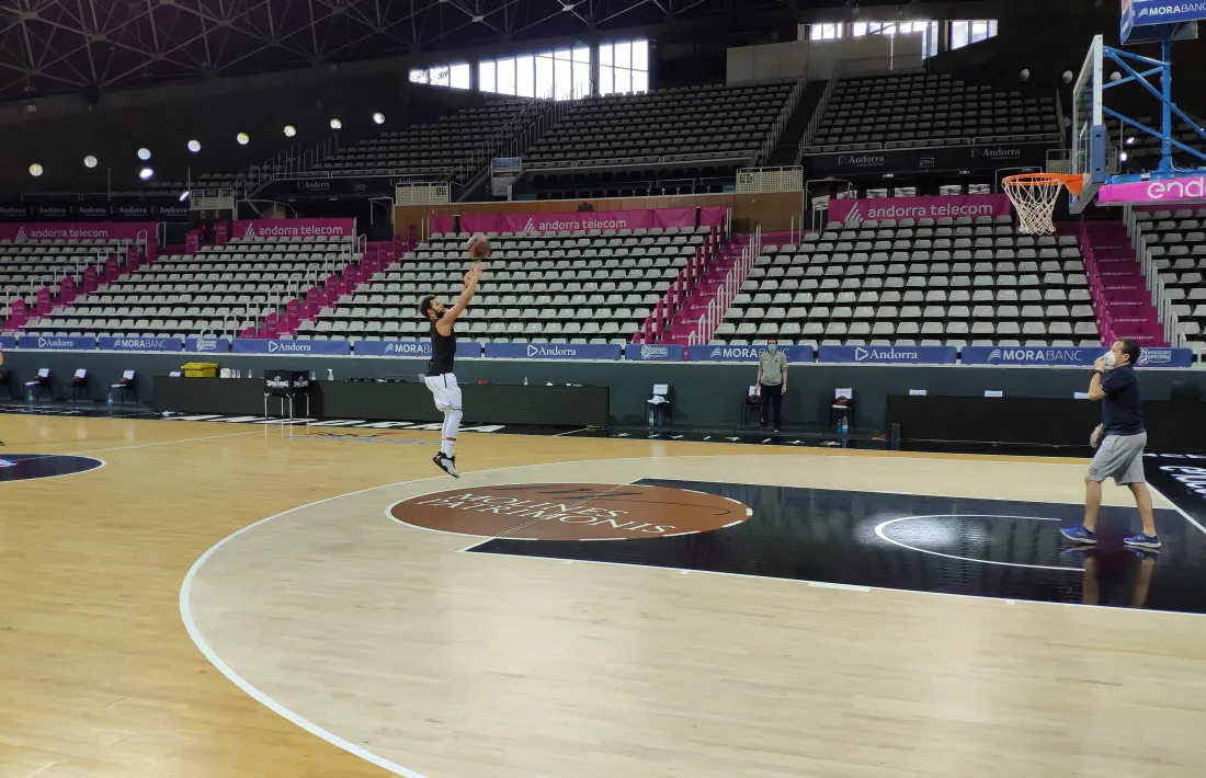 Clevin Hannah entrenant, vigilat per Ibon Navarro i David Eudal.