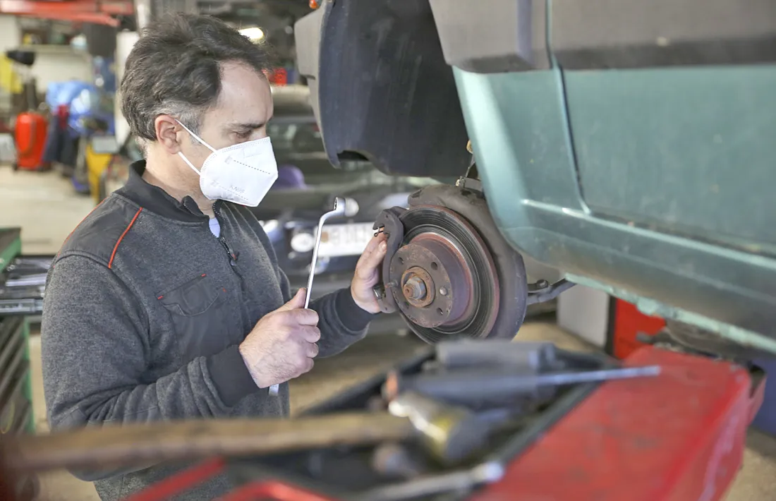 Juan San Martín, al taller, un altre dels rams que ahir va començar a escalfar motors. 