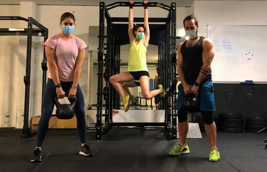 Els nedadors de la FAN realitzen els entrenaments amb mascareta.