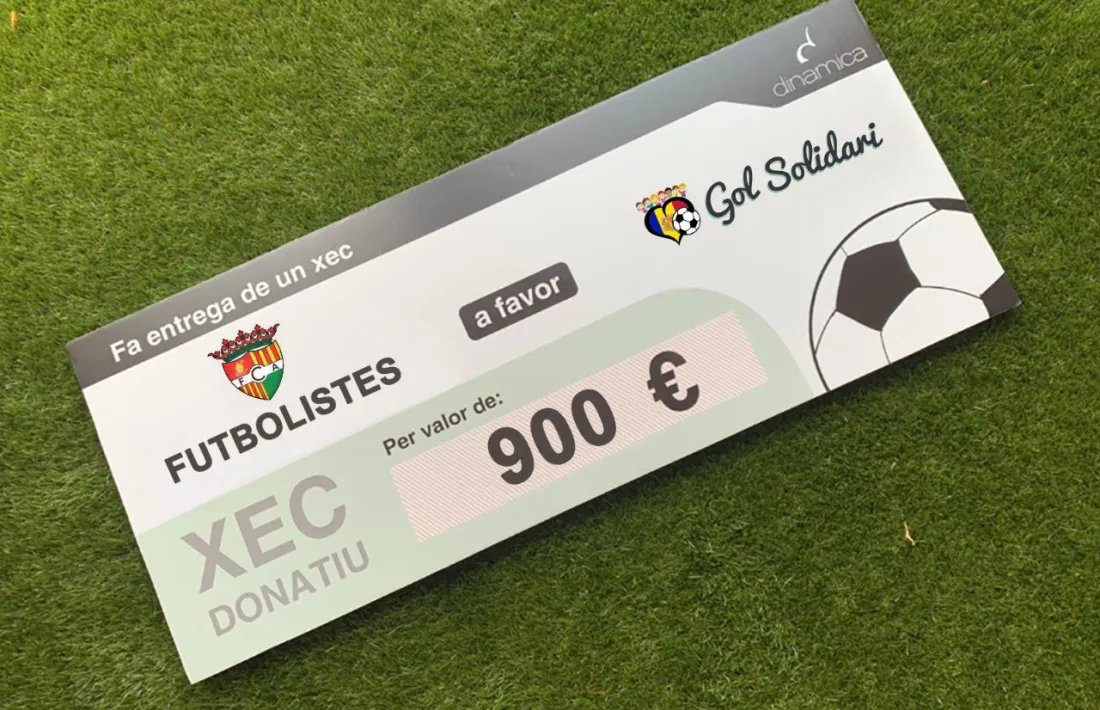 Imatge del xec de 900 euros dels jugadors del primer equip de l'FC Andorra.