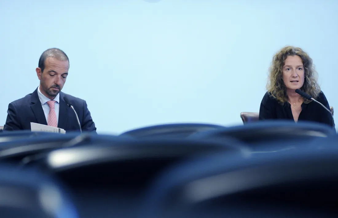 Els ministres Sílvis Calvó i Jordi Torres en el transcurs de la roda de premsa, aquesta tarda. 