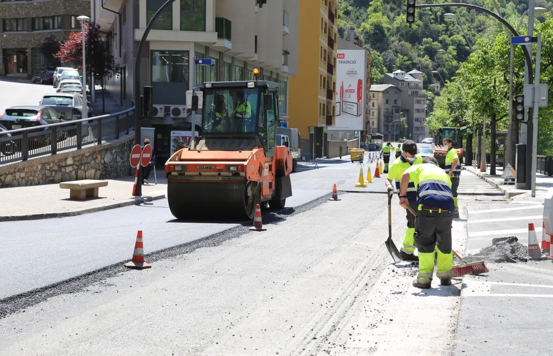 Operaris treballant en el vial lauredià.
