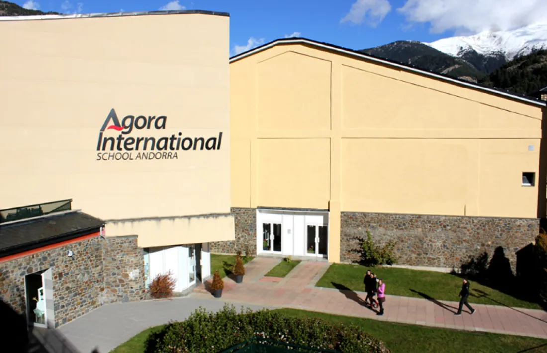 Vista exterior de l'Agora Intenational School.