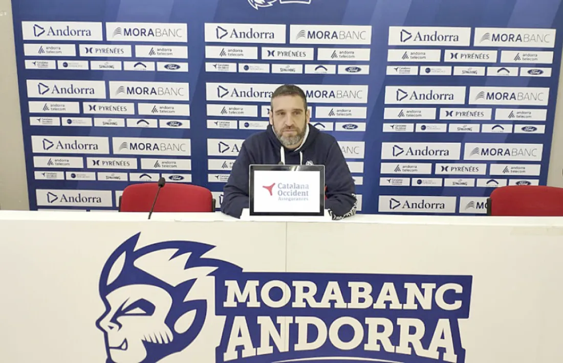 El tècnic del BC MoraBanc, Ibon Navarro, a la sala de premsa buida.
