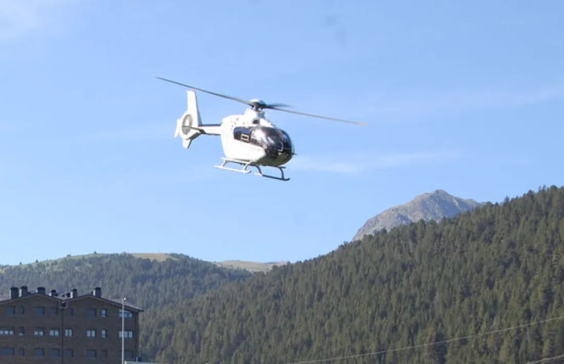 Un helicòpter com el que s'ha utilitzat per retirar les torres.