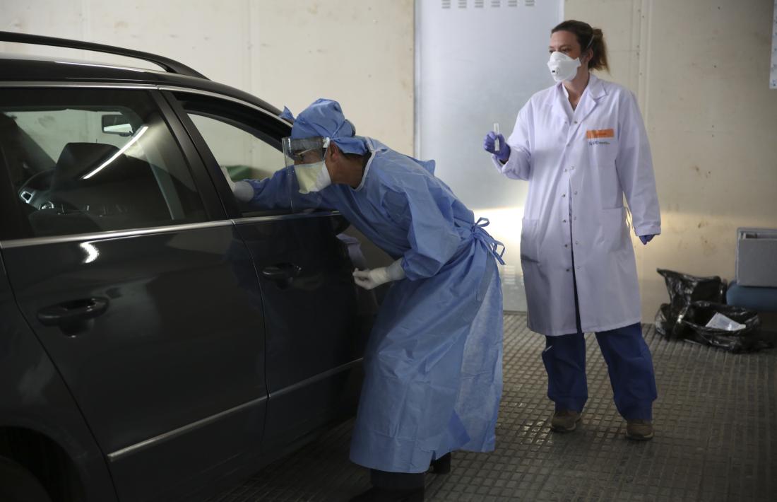 Personal sanitari fent proves PCR al CIC de l'hospital.