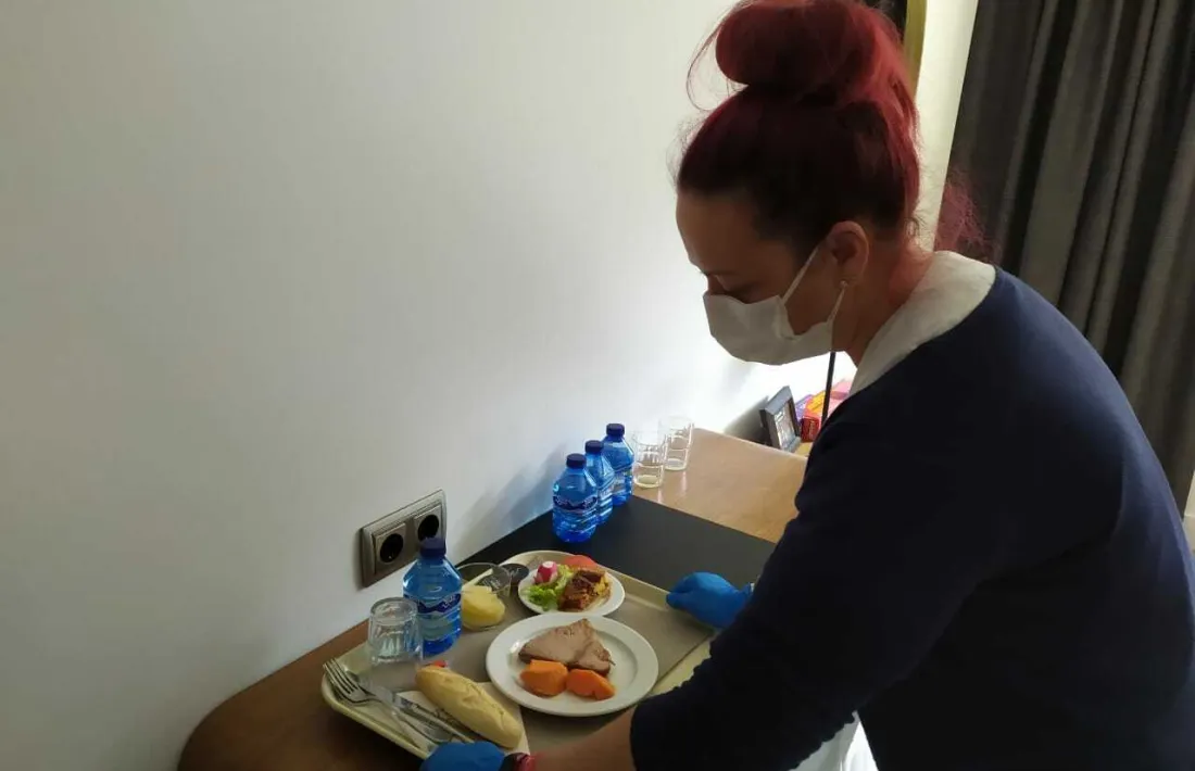 Una voluntària a l'hotel Cèntric.