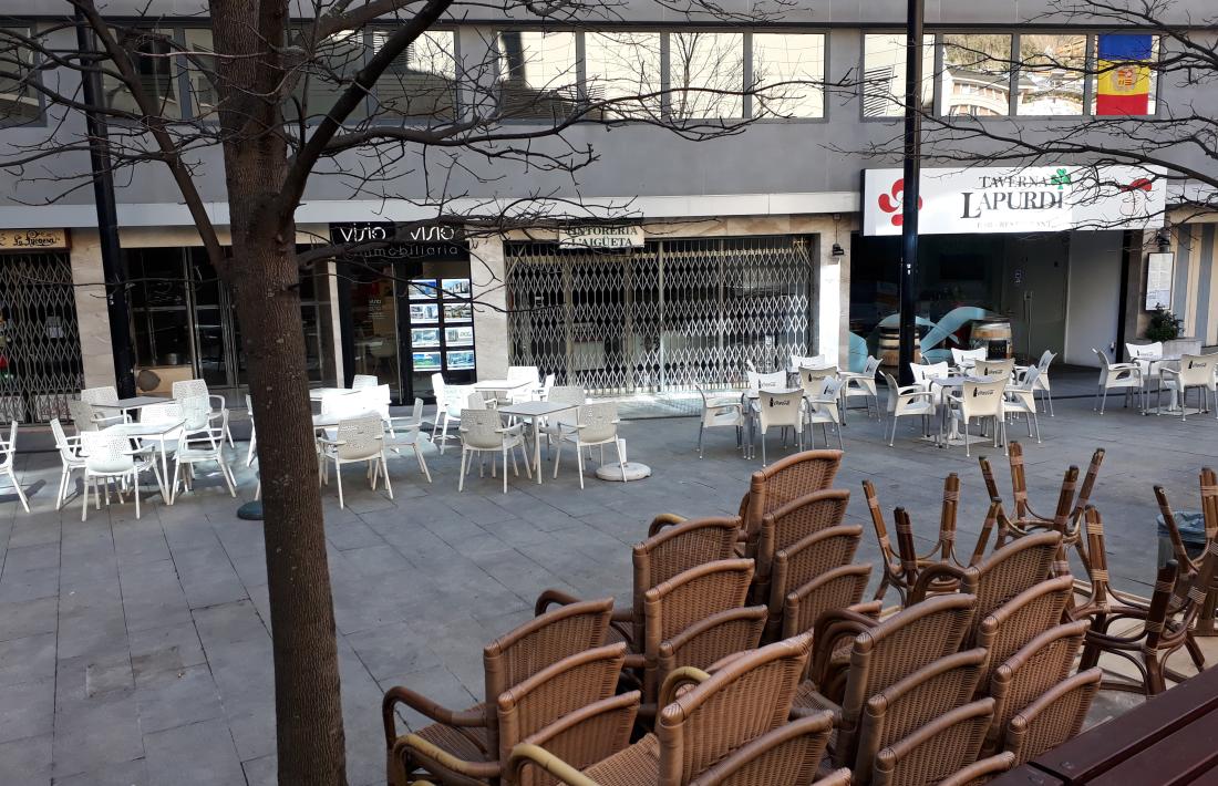 Terrasses buides d'alguns establiments de restauració tancats a la capital.