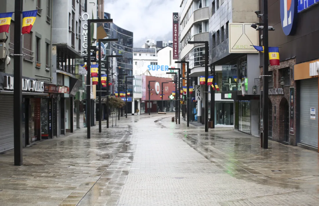 L'avinguda Meritxell buida i amb la majoria de comerços tancats.