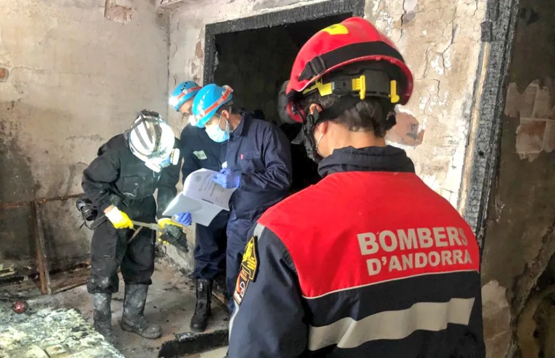 Un instant de la visita dels pèrits de l'asseguradora del pis sinistrat, avui.