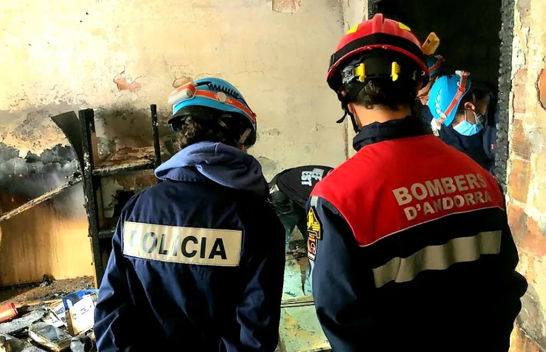 [Policia i bombers han estat avui al pis cremat a l'avinguda Carlemany.