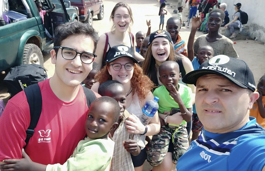 A Gàmbia. Marc Sastre i Julen Guerrero en primer pla. Darrere, Laia Monturiol, Cristina Marín i al centre, Laia Guerrero.