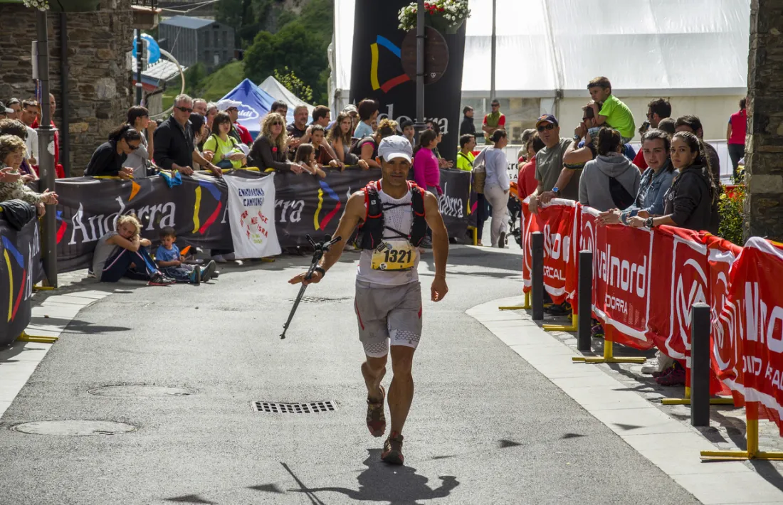Un participant creua la meta, el curs passat, de l'Andorra Ultra Trail.