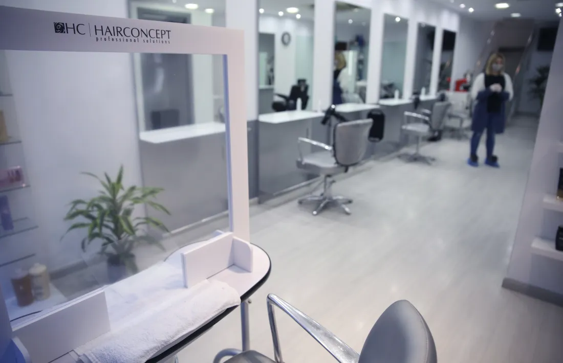 Jèssica Alcalà, a la Cebado del carrer de l'Aigüeta de la capital, preparada segons les instruccions de Salur: un tocador lliure per cada dos d'ocupats, i mampara al de l'estecién.