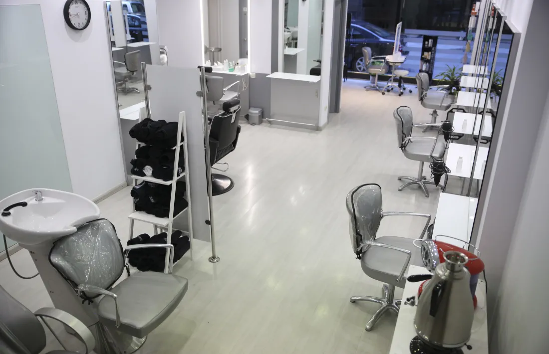 Jèssica Alcalà, a la Cebado del carrer de l'Aigüeta de la capital, preparada segons les instruccions de Salur: un tocador lliure per cada dos d'ocupats, i mampara al de l'estecién.