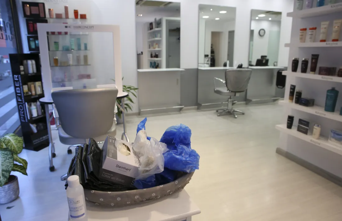 Mascaretes, guants, peücs i fel desinfectant a disposició dels clients.