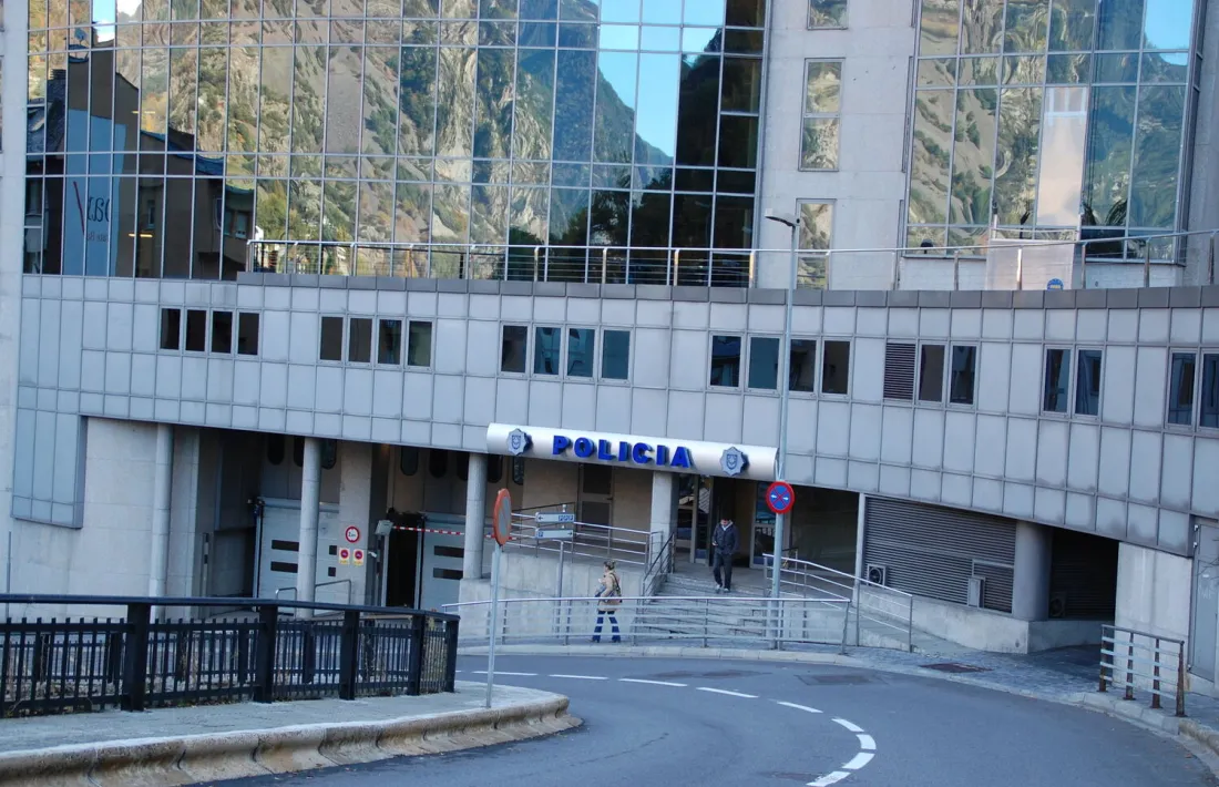 Vista de l'edifici administratiu de la policia.