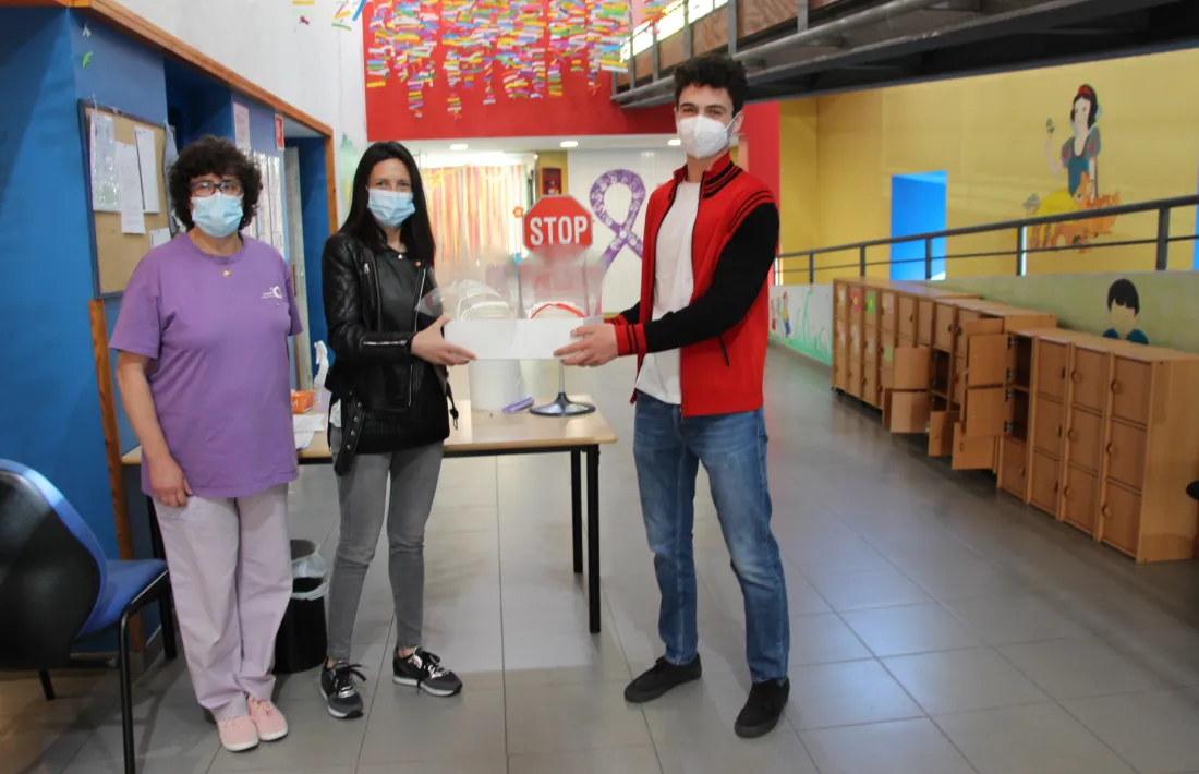 Moment de l'entrega de les pantalles de protecció facial, aquest matí.