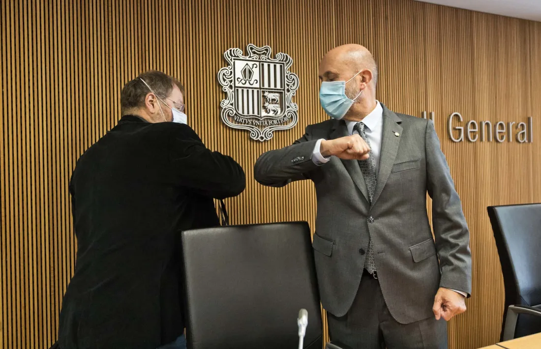 El conseller general Jordi Font, president de la Comissió legislativa de Sanitat, saluda el ministre Martínez Benazet abans de començar la sessió d'aquest matí.