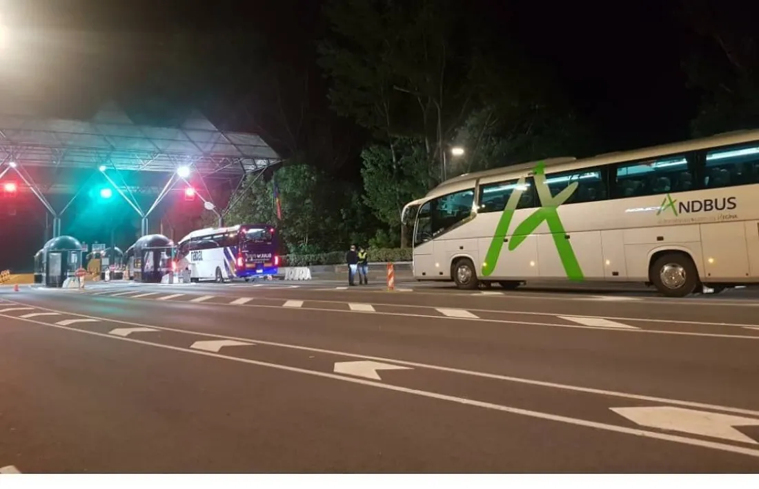 Els autobusos creuant la frontera.