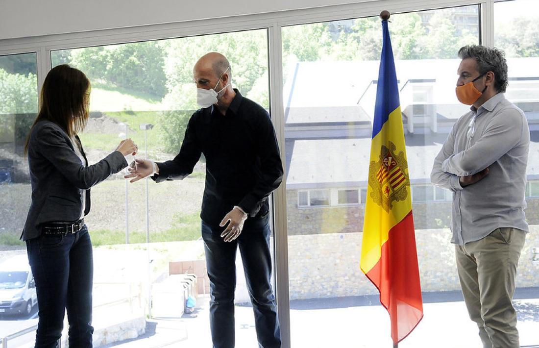 Riva en el moment de rebre el donatiu de la FAK.