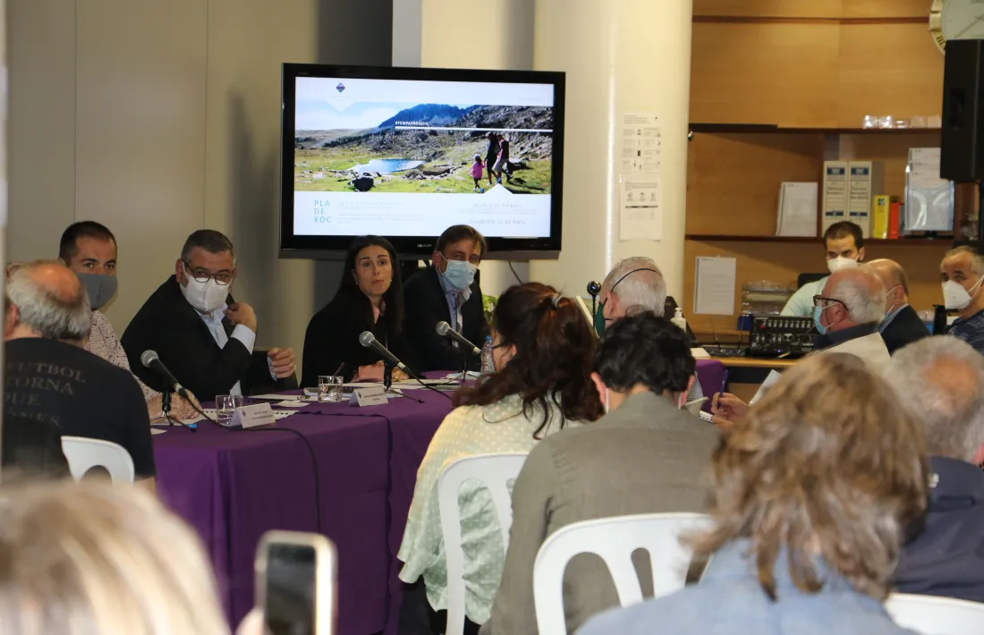 Un instant de la reunió celebrada aquesta tarda entre membres del Comú, empresaris i comerciants de la parròquia.