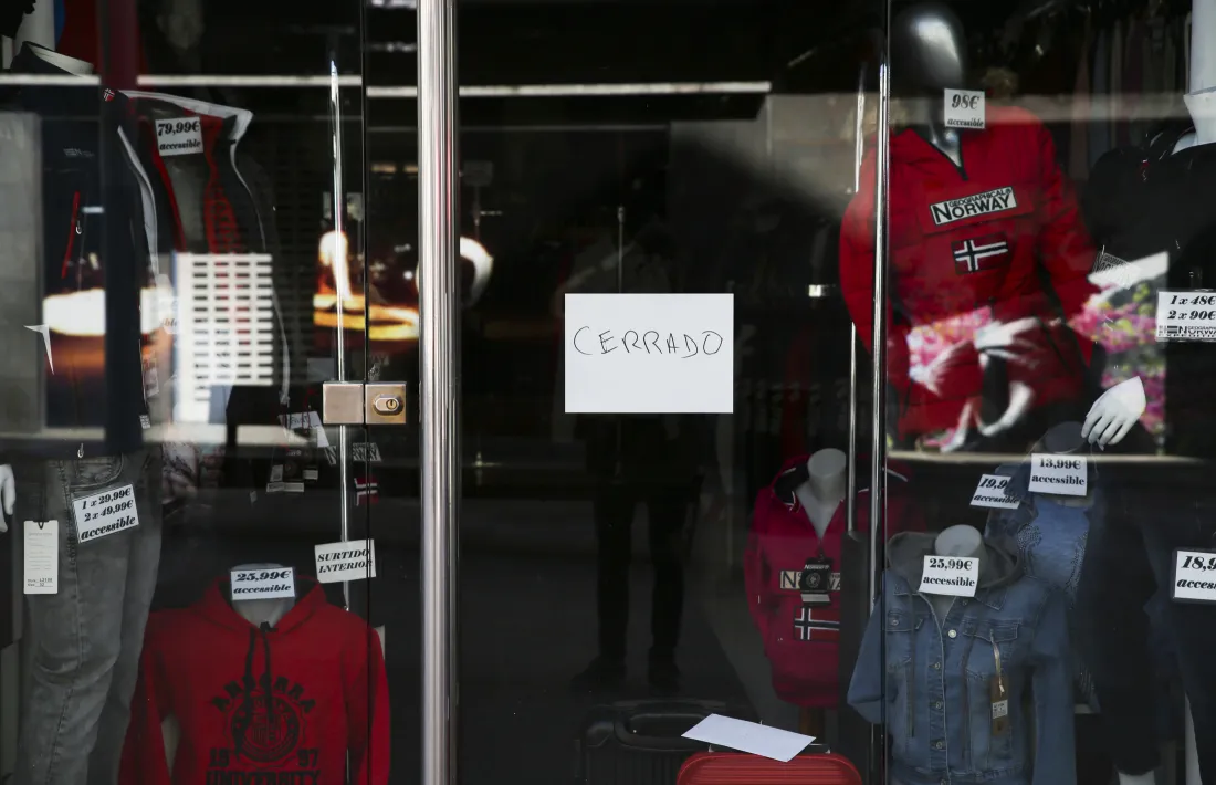 Un comerç tancat arran de la crisi del coronavirus.