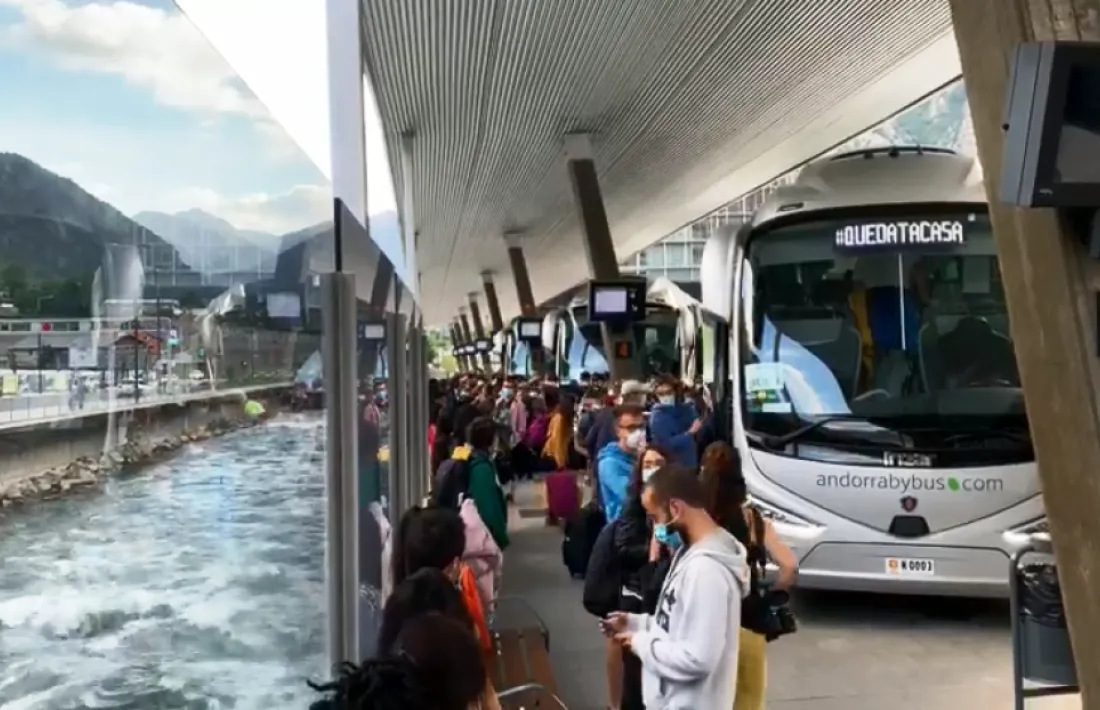 Un moment de la recollida dels treballadors a l'estació nacional d'autobusos, ahir.