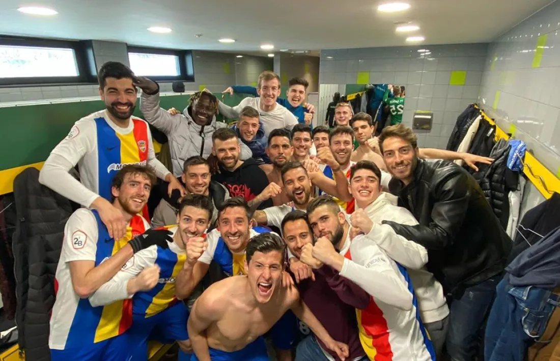 La plantilla de l'FC Andorra dins del vestidor.