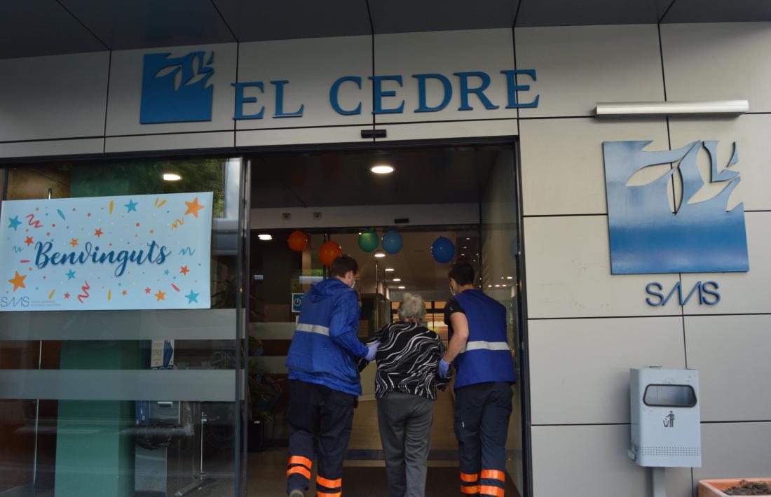 El personal d’El Cedre va donar ahir la benvinguda als primers catorze residents que tornaven del Fènix.