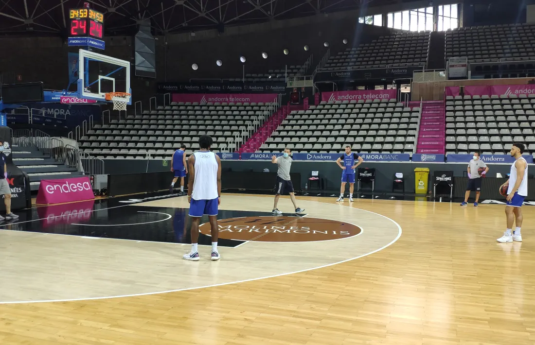 Entrenaments de grup de sis per primer cop al Poliesportiu.