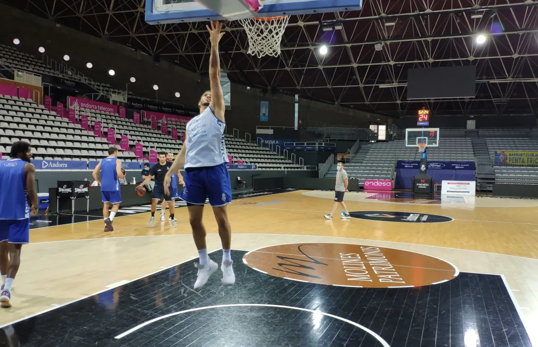 Jeremy Senglin realitzant una safata.