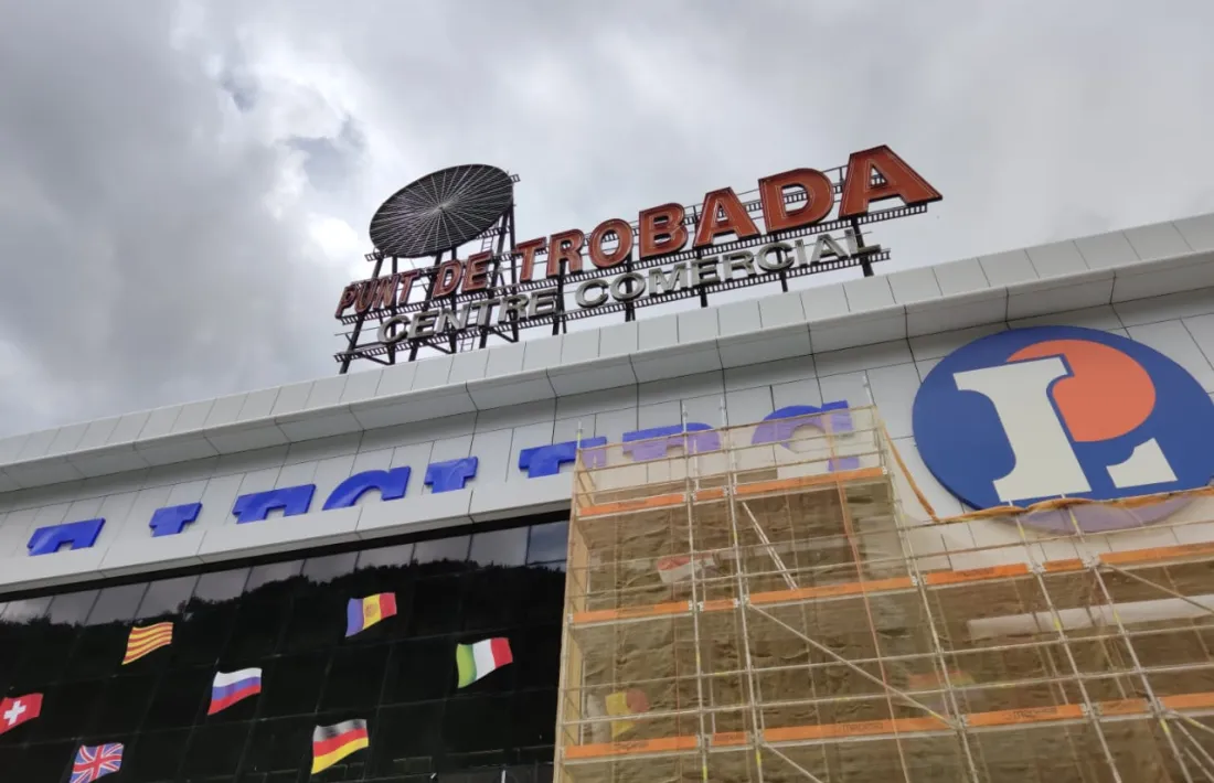 Vista de la façana del centre comercial Punt de Trobada.