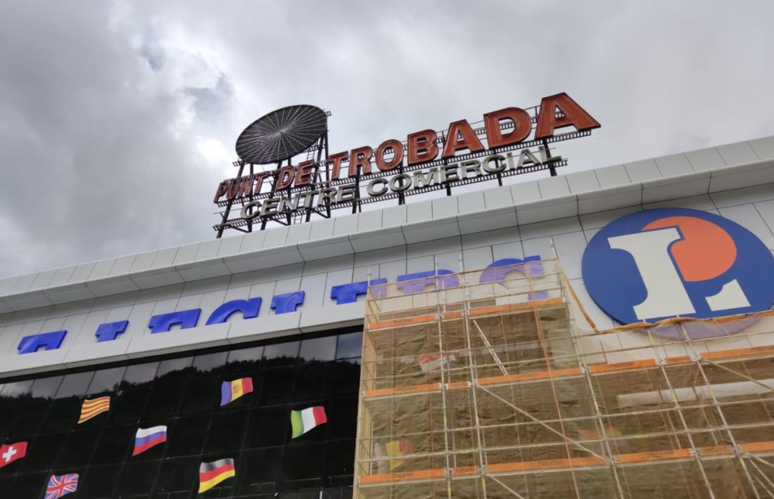 Vista de la façana del centre comercial Punt de Trobada.