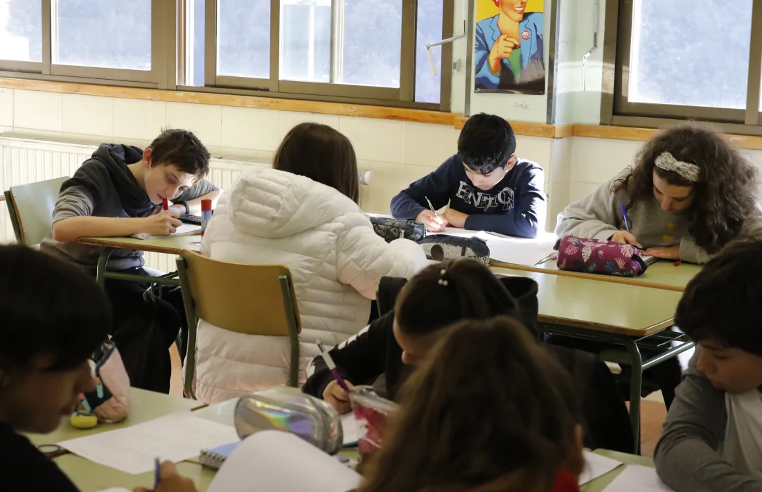 Alumnes en una aula en una imatge d'arxiu.