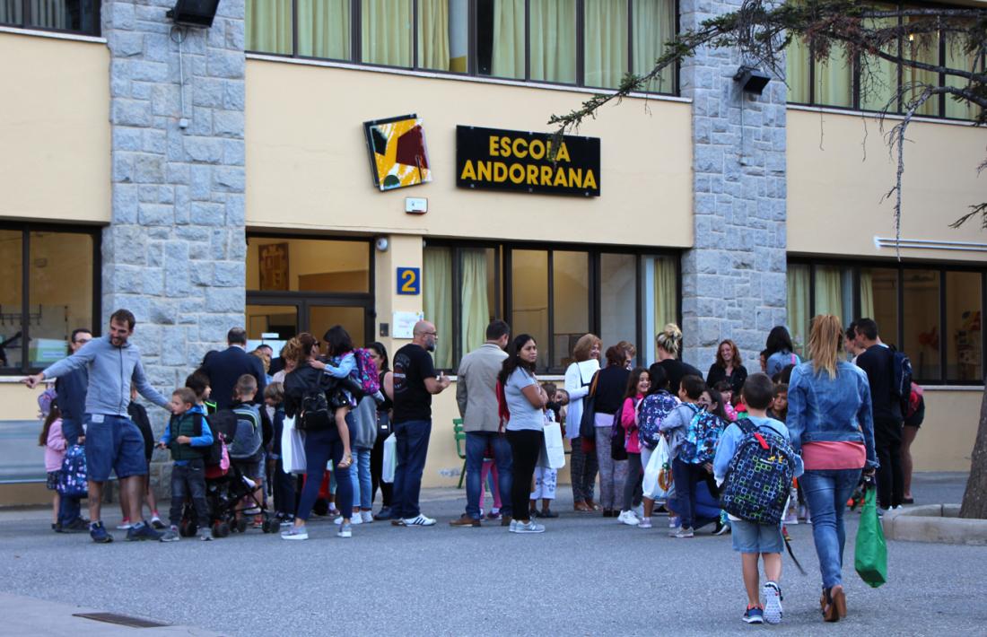 Estudiants i familiars a les portes de l'escola andorrana de Sant Julià de Lòria.