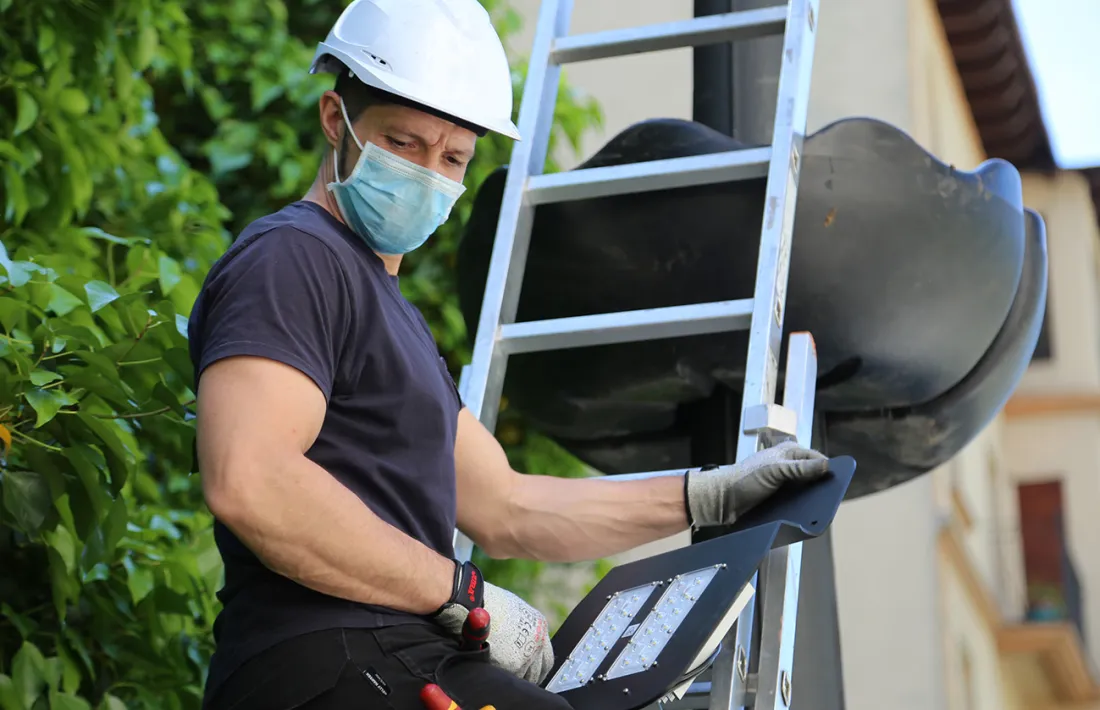 Un operari col·loca els nous llums en un dels fanals.