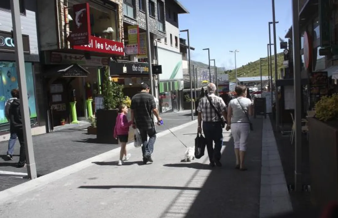 Turistes passejant pel carrer Major del Pas de la Casa.