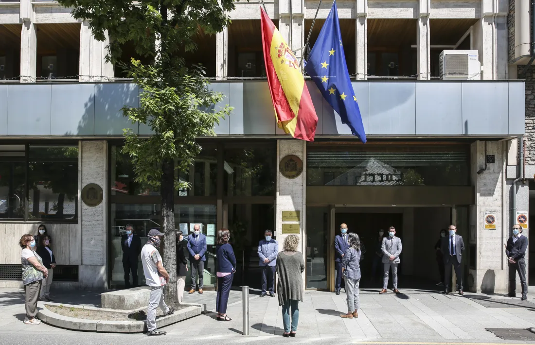 Així ha estat el minut de silenci a les 12 del migdia davant l’ambaixada espanyola al Principat.