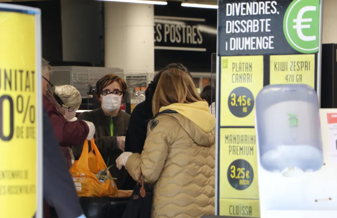 Compradors en un supermercat de la capital.