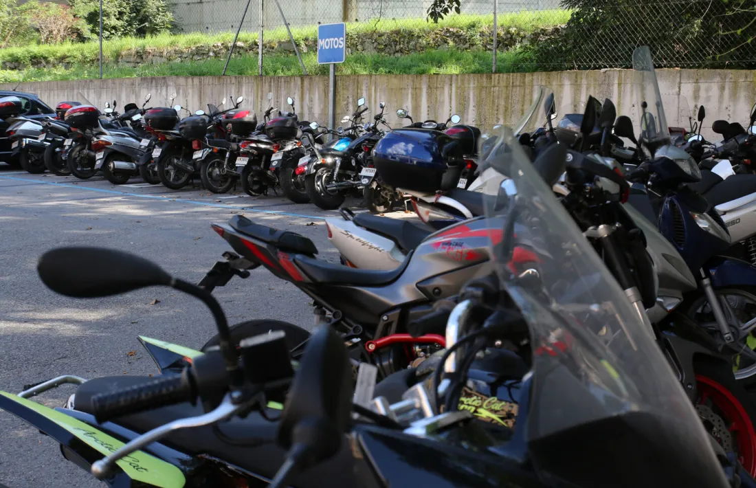 Motocicletes en un aparcament.