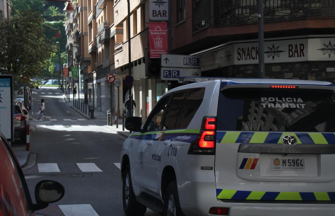 Un cotxe policial al centre d'Andorra la Vella.