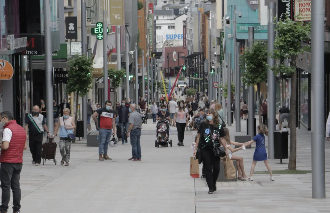 L'avinguda Meritxell sense restriccions horàries, plena de gent de totes les edats.