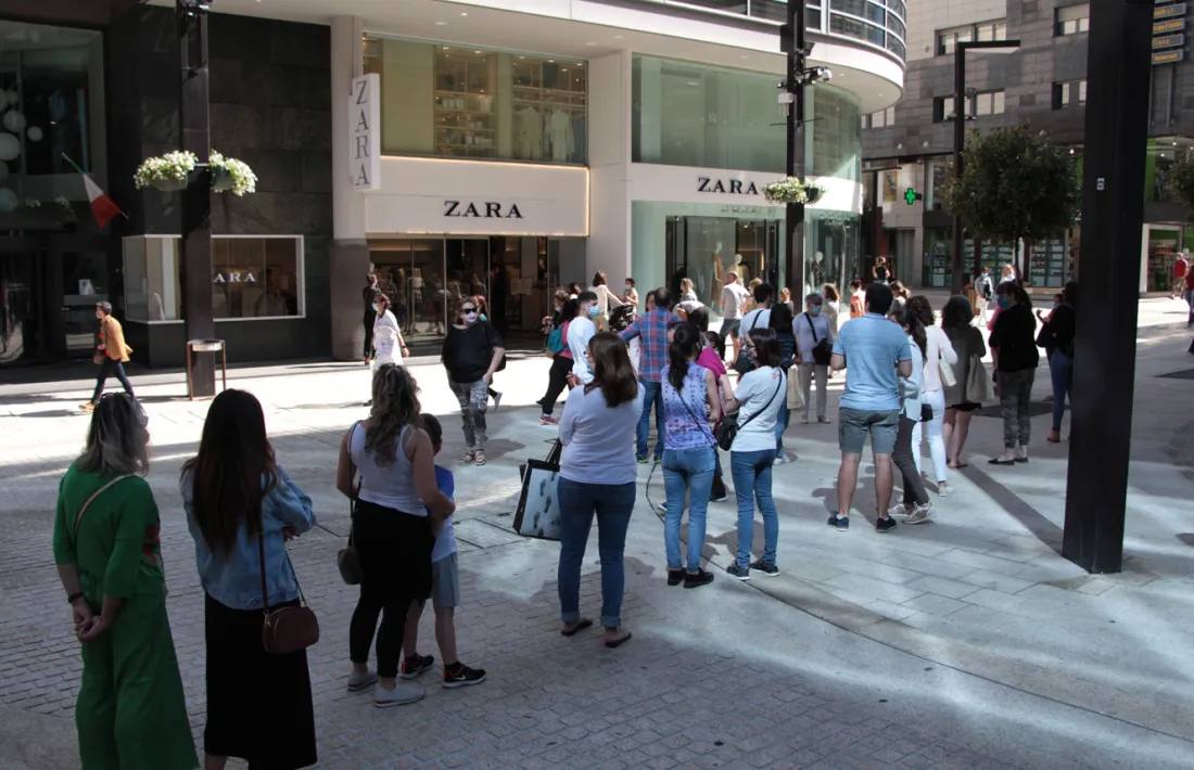 Persones fent cua per entrar en un comerç al centre de la capital.