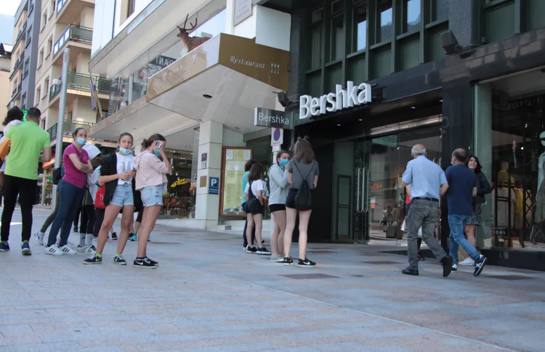 Cua davant d'una botiga a l'avinguda Carlemany.