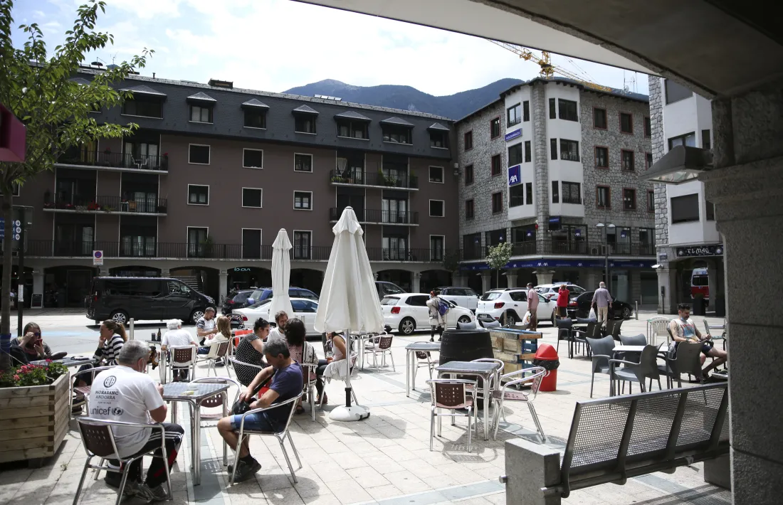 Aquest era el sensacional aspecte que oferien les terrasses de les Arcades ahir al migdia.