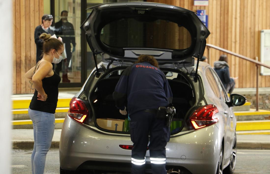 La policia francesa revisa els vehicles que creuen la frontera.