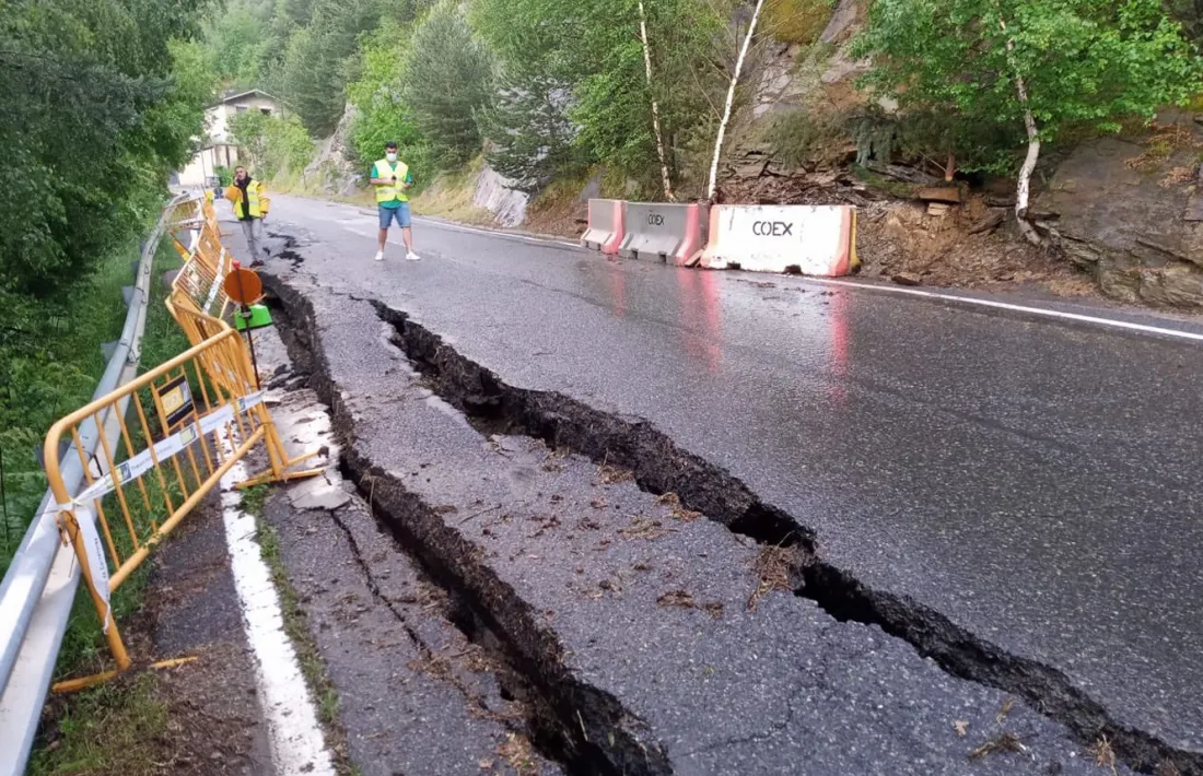 Les esquerdes que hi ha a la carretera.