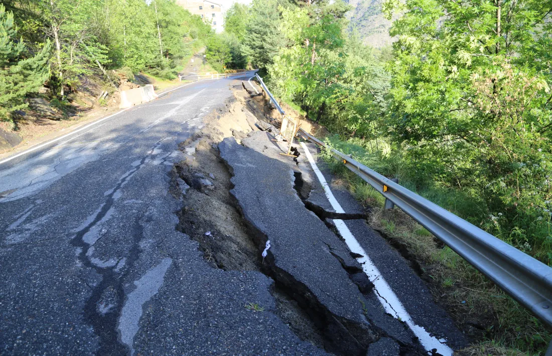 La carretera ha quedat molt malmesa.