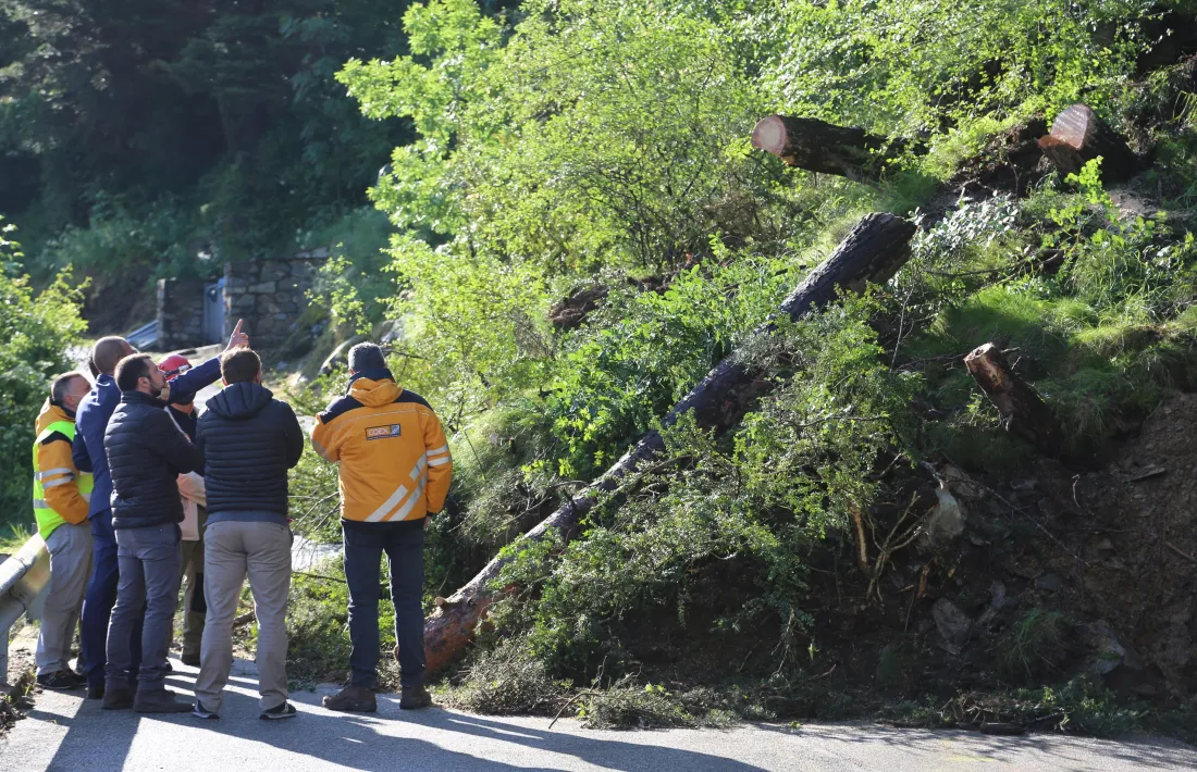 Tècnics de Govern i del Comú revisen la zona de l'esllavissada.